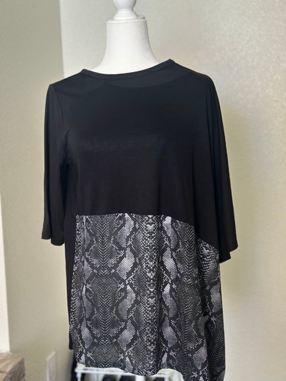 DG2 by Diane Gilman Tunic Top Womens M Black Snakeskin Print 3/4 Sleeve